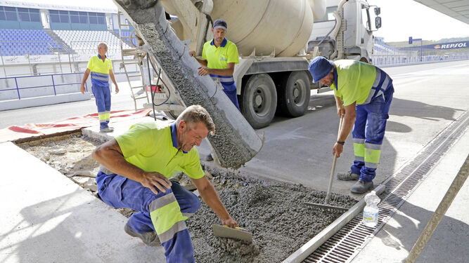 Trabajadores se emplean a fondo durante unas obras de reasfaltado en el circuito de Jerez.