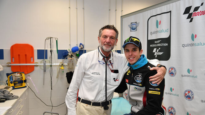El doctor Ángel Charte junto al piloto español Álex Márquez.