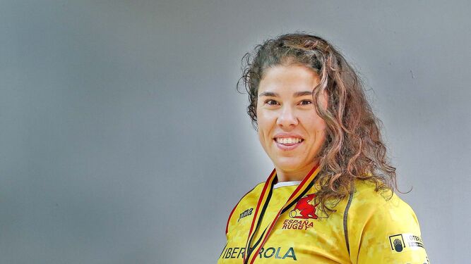 Laura Delgado 'Bimba', campeona de Europa con España, posando con el oval.