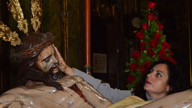 El Santísimo Cristo de la Lanzada en la jornada del pasado domingo siendo palpado por una invidente.