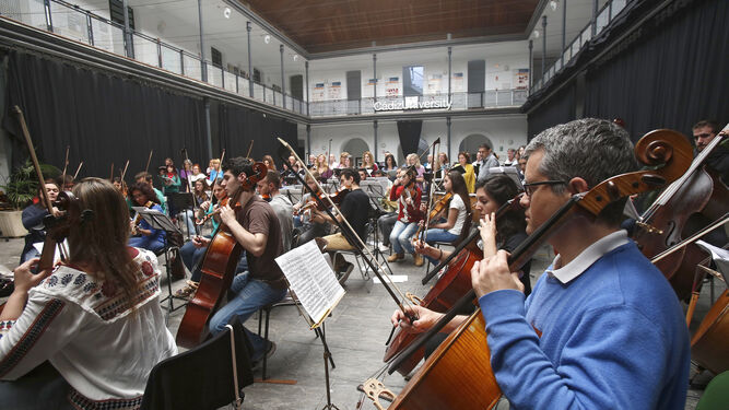 La orquesta jerezana Álvarez Beigbeder en un ensayo.