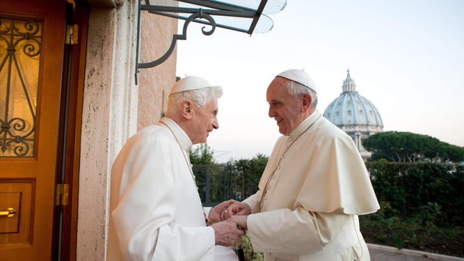 Francisco saluda a Benedicto XVI en el monasterio Mater Ecclesiae del Vaticano el 23 de diciembre de 2013.