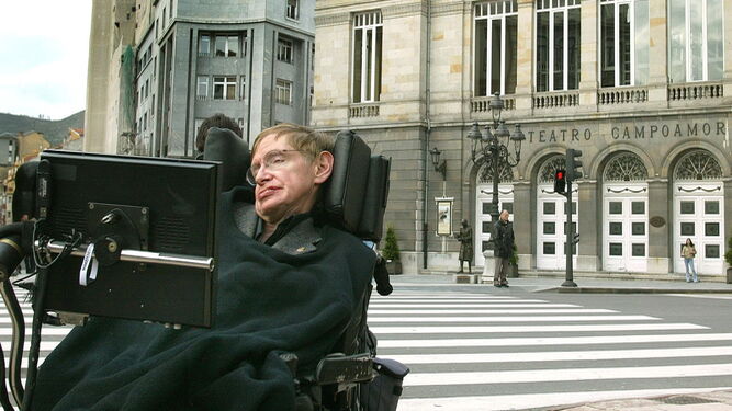 El científico británico Stephen  Hawking , ante el Teatro Campoamor donde recibió en el año 1989 el galardón Premio Príncipe de Asturias de la Concordia.