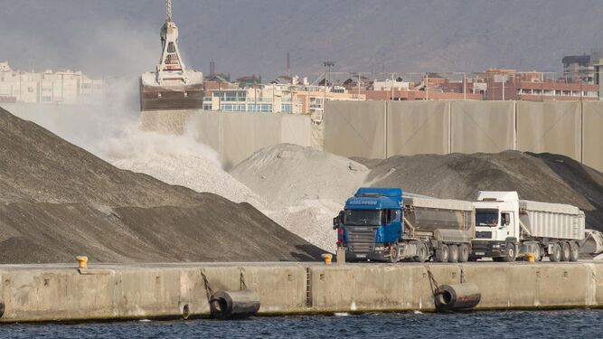 Imagen de archivo de las descargas de granel en Alicante, antes de ponerse en funcionamiento unas nuevas tolvas ecológicas para mover el granel.