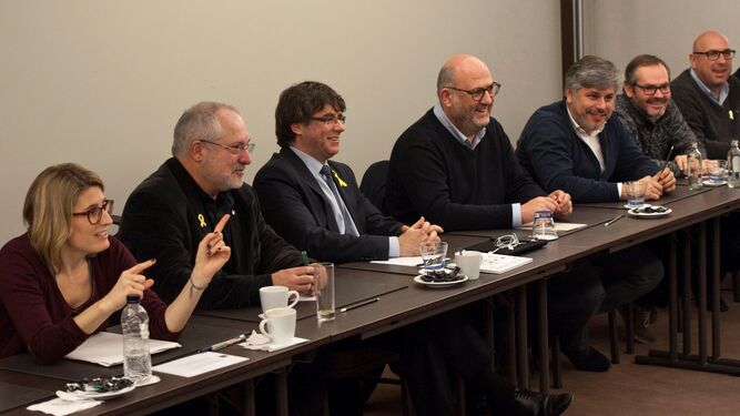 El ex presidente de la Generalitat Carles Puigdemont, durante la reunión que mantuvo ayer en Bruselas con los diputados de JxCat.