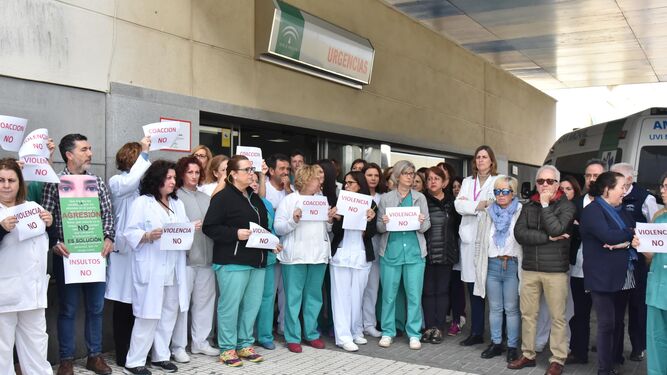Una reciente concentración de profesionales del hospital de Algeciras contra las agresiones.