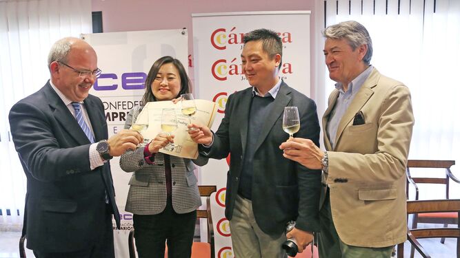 Mónica Zhou y su marido Zhu Jiang, ayer junto a Javier Sánchez Rojas y César Saldaña durante la entrega del premio.