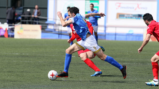 Pedro Carrión, autor del gol de los azulinos a dos minutos del final del encuentro, conduce la pelota junto a un rival.