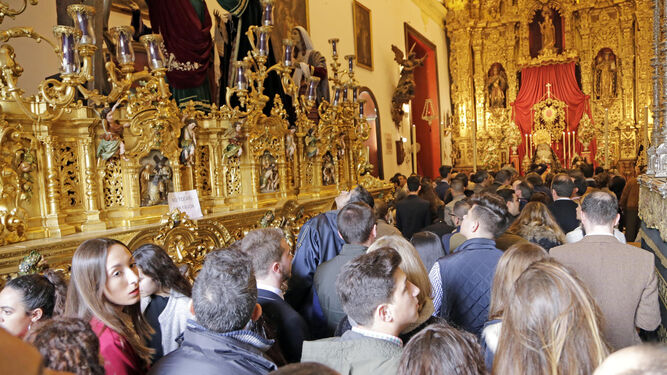 Muchísimo público ayer en la iglesia de la Victoria ante las plantas de la Virgen de la Soledad.