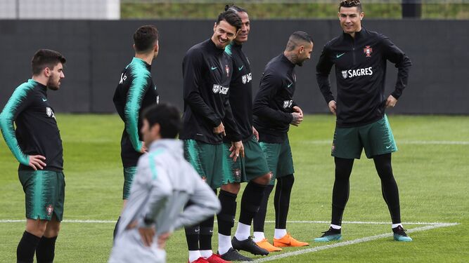Cristiano Ronaldo bromea con sus compañeros en el entrenamiento de Portugal.