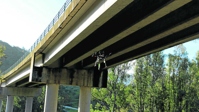 Uno de los drones utilizados ayer, bajo el puente de La Nava, en Algodonales.