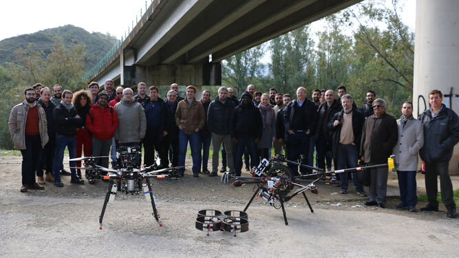 Integrantes del proyecto, con los drones usados ayer.