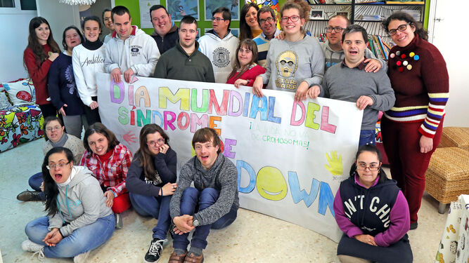 Los chicos de Down Jerez Aspanido muestran la pancarta que han realizado para el Día Mundial del Síndrome Down.