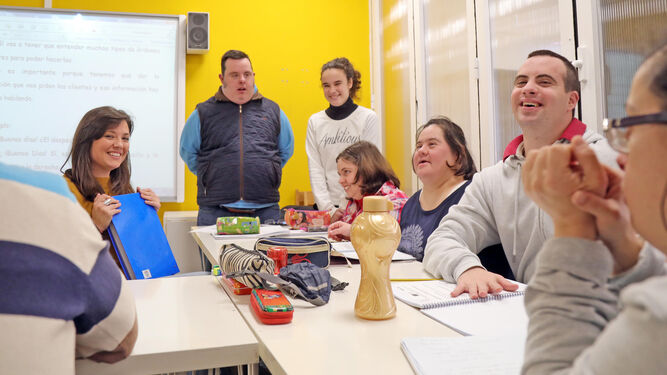 Cinco chicos del centro Down Jerez Aspanido, junto a su profesora, en una clase formativa.