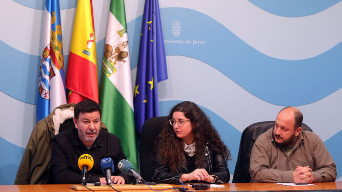 Domingo Pedro García, Violeta Márquez y Raúl Ruiz-Berdejo, ayer en la sala de prensa del Ayuntamiento.