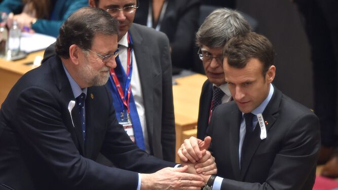 Mariano Rajoy saluda al presidente francés, Emmanuel Macron, antes del inicio de la cumbre de líderes de la UE, ayer en Bruselas.
