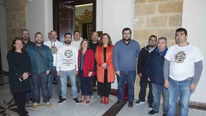 Miembros de la plataforma '45 sin despidos' con la presidenta y otros diputados, ayer en el Palacio provincial.