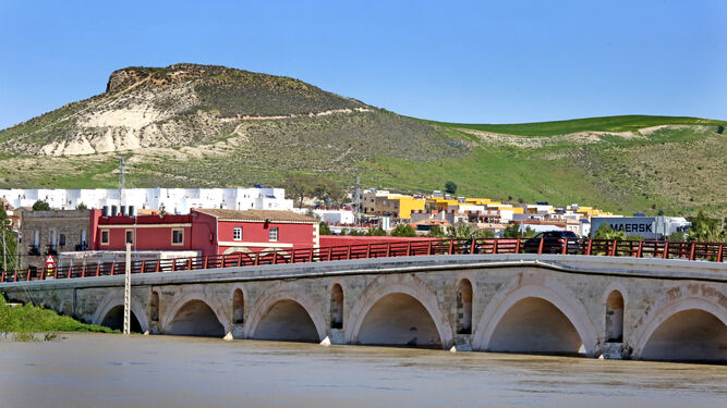 El puente de Cartuja, con el río crecido y Lomopardo al fondo.