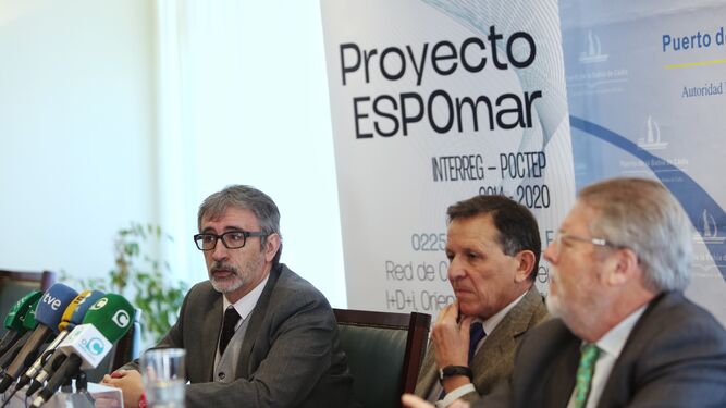 Francisco Piniella (i), José Luis Blanco (c) y Antonio Arca, ayer en la rueda de prensa en Cádiz.