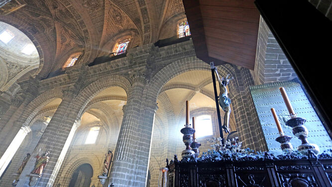 Las hechuras g&oacute;ticas del Cristo de la Viga se acercan a la puerta de la barroca Catedral de Jerez.
