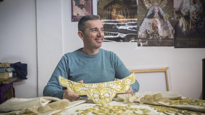 José Muñoz Moreno posa en su taller junto a una de las piezas de la saya que ha recuperado para la Estrella de San Fernando.