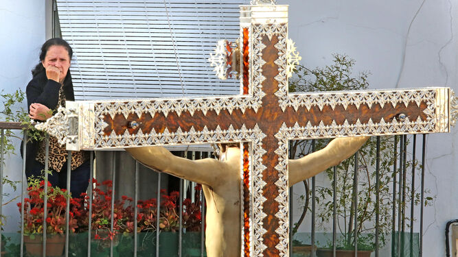 Imagen captada desde atr&aacute;s del Cristo de la Salud que ayer procesion&oacute; por primera vez en la Semana Santa de Jerez.