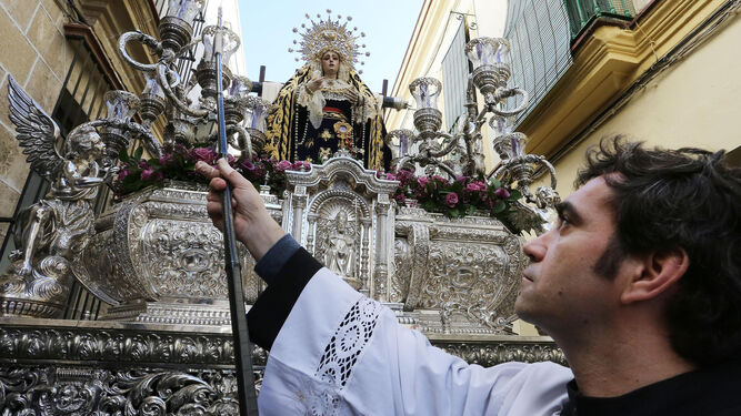 La Virgen de Loreto, en su paso plateado, por el barrio de San Pedro