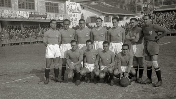 Formación del Xerez FC en Atocha en la promoción de ascenso a Primera el 28 de febrero de 1943.