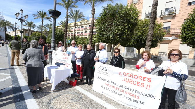 Recogida de firmas de 'SOS Bebés Robados Jerez'