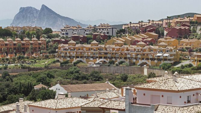 Viviendas en la urbanización Alcaidesa de La Línea, con la imagen del Peñón de Gibraltar al fondo.