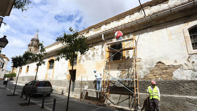 Trabajos de adecentamiento de la fachada de un casco bodeguero en el barrio de San Miguel.