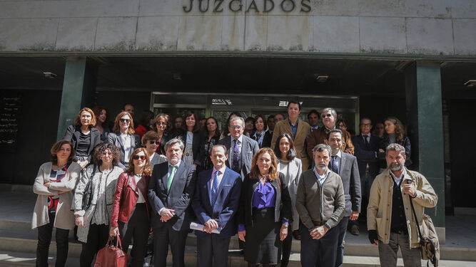 Los jueces, magistrados y fiscales de Jerez reunidos frente a la puerta principal de los Juzgados de García Figueras.