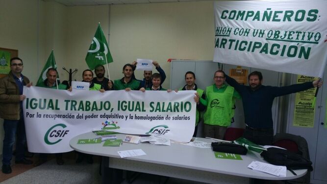 Los delegados sindicales de CSIF, durante el encierro mantenido ayer en la cárcel portuense.