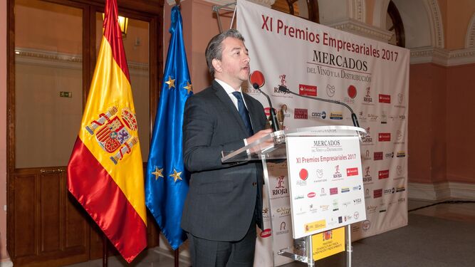 El director de Operaciones de Grupo Emperador Spain en el acto de entrega.