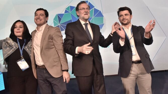 Mariano Rajoy junto a Virginia Pérez, Juanma Moreno y Beltrán Pérez.
