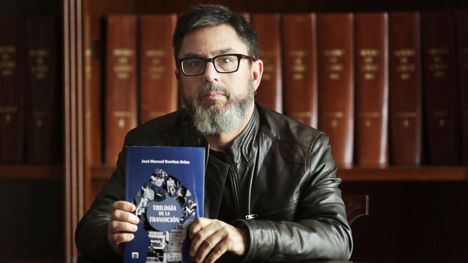 José Manuel Benítez Ariza, en la hemeroteca de Diario de Cádiz con el volumen de su trilogía.