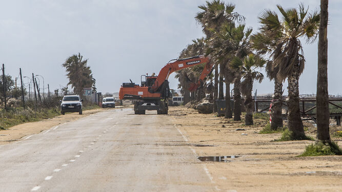 Vallas de obra y carteles de prohibido el paso que se han instalado en la carretera de la playa de Camposoto.