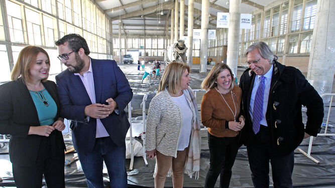 Irene García, con la alcaldesa y otros responsables, durante la visita a las obras de Ifeca en noviembre.
