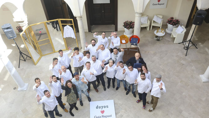 Algunos de los cocineros andaluces, junto a Juan Duyos, en la presentación.