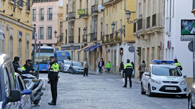 Control de la Policía Local al inicio de la calle Arcos.