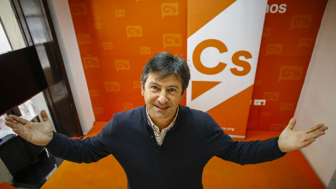 El militante de Ciudadanos Cádiz Nacho Gaztelu posa en la sede de la formación naranja.