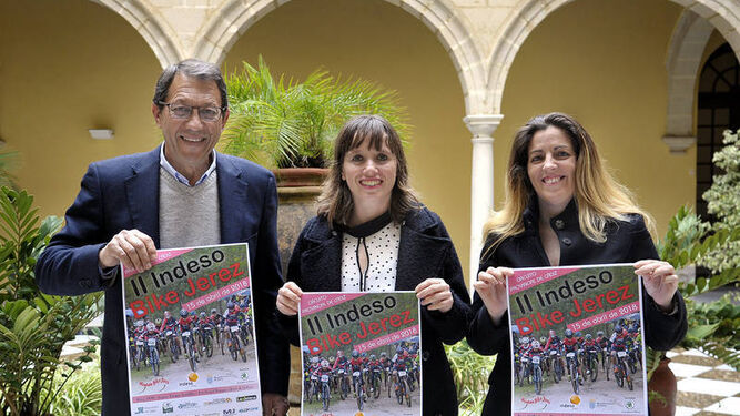 La delegada de Deportes y el presidente de la Andaluza presentaron la prueba.