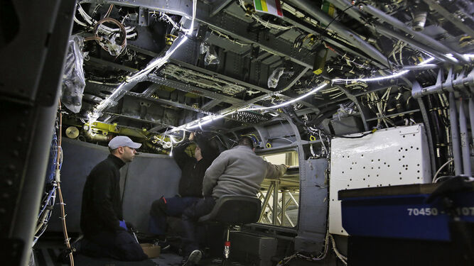 El interior de un 'SH-60B' totalmente desmontado por dentro e inspeccionado por los operarios.