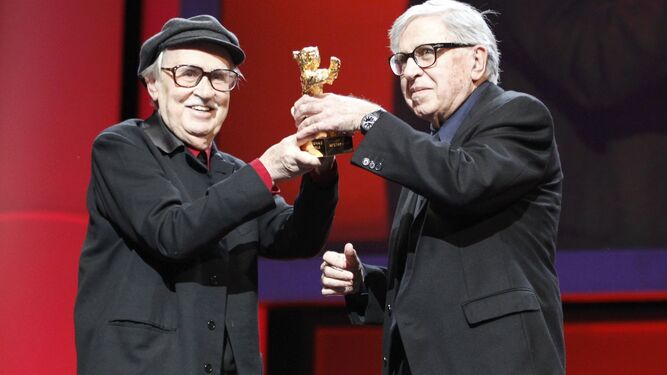 Vittorio y Paolo Taviani cuando en 2012 recogieron el Oso de Oro del Festival de Berlín por 'César debe morir'.
