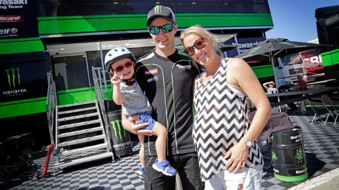 Jonathan Rea posa en el Circuito de Jerez con Tatia, su esposa, y su hijo Jake.