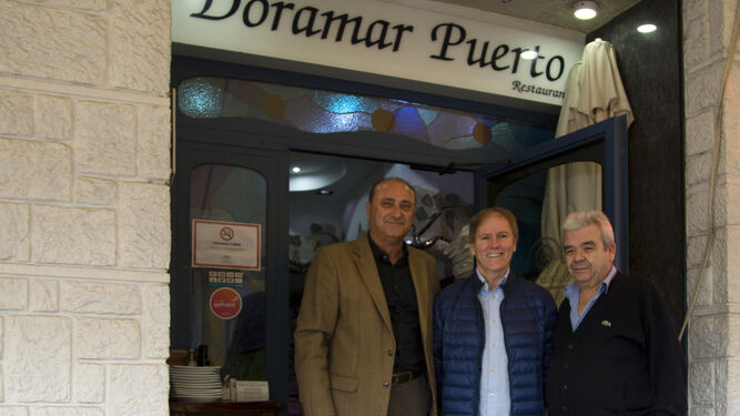 Junto a Enrique Romero y  Antonio Rivera, propietario y jefe  de cocina de Doramar Puerto.