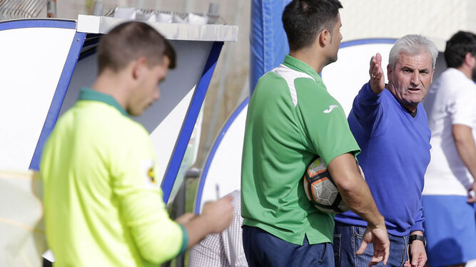 El técnico del San José Obrero hace una indicación durante el partido de la primera vuelta disputado en el Juan Fernández 'Simón'.