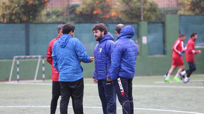 Juan Pedro Ramos conversa con el resto de su cuerpo técnico en un entrenamiento.
