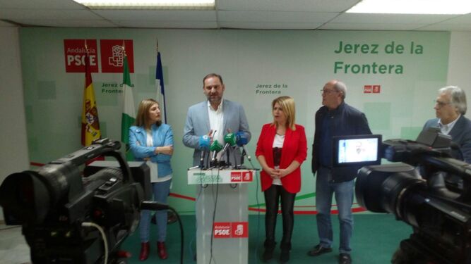 Ábalos, atendiendo a los medios en la sede local del PSOE de Jerez