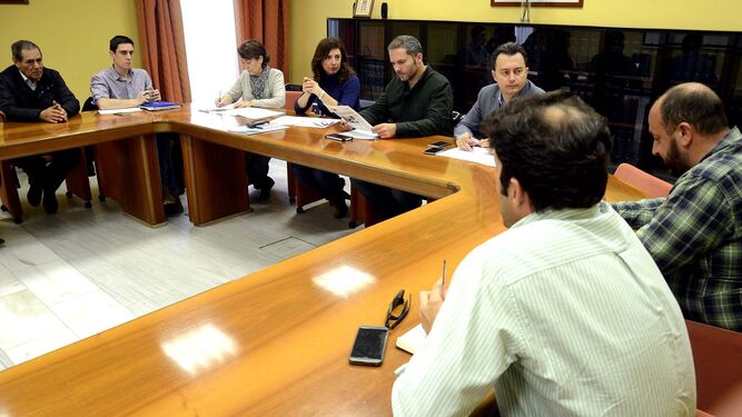 Arriba, currículo de Santiago Sánchez en la web de Ganemos y, abajo, una reunión de la Comisión de Transparencia.